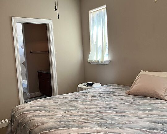 5th image of 22168 Roe Way