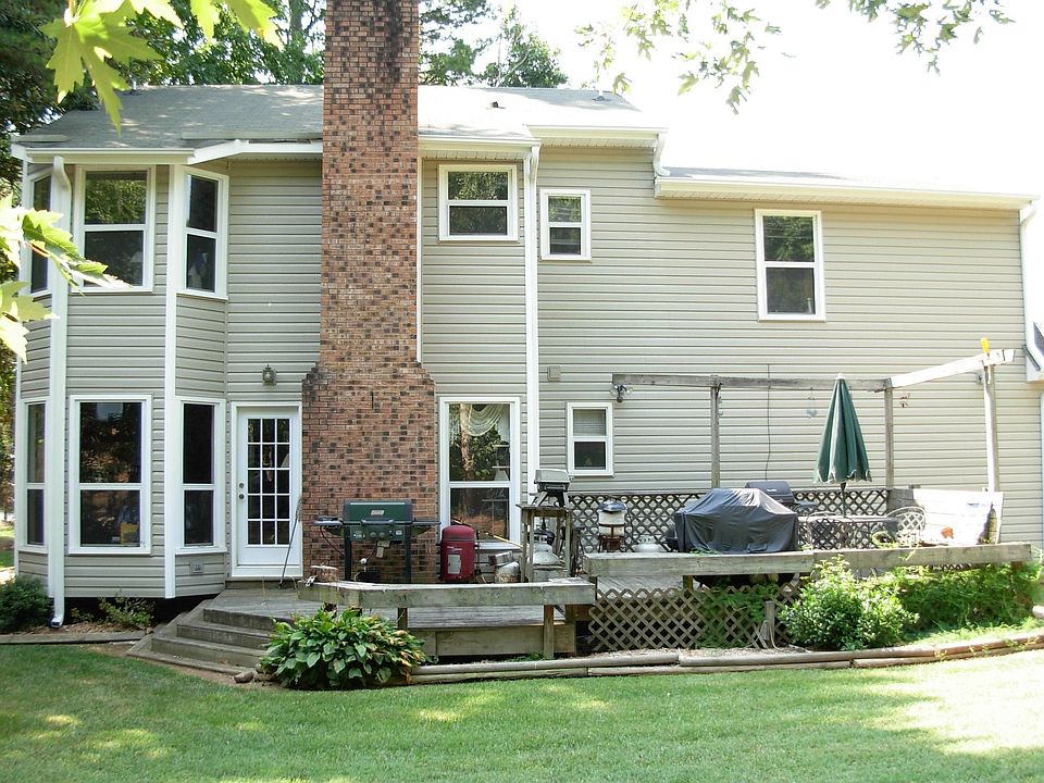 Huge party deck for outdoor entertaining!