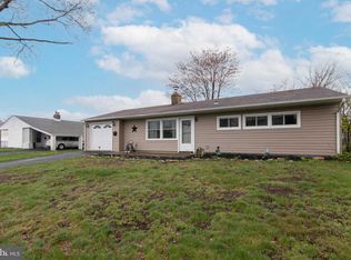 40 Oaktree Dr, Levittown, PA