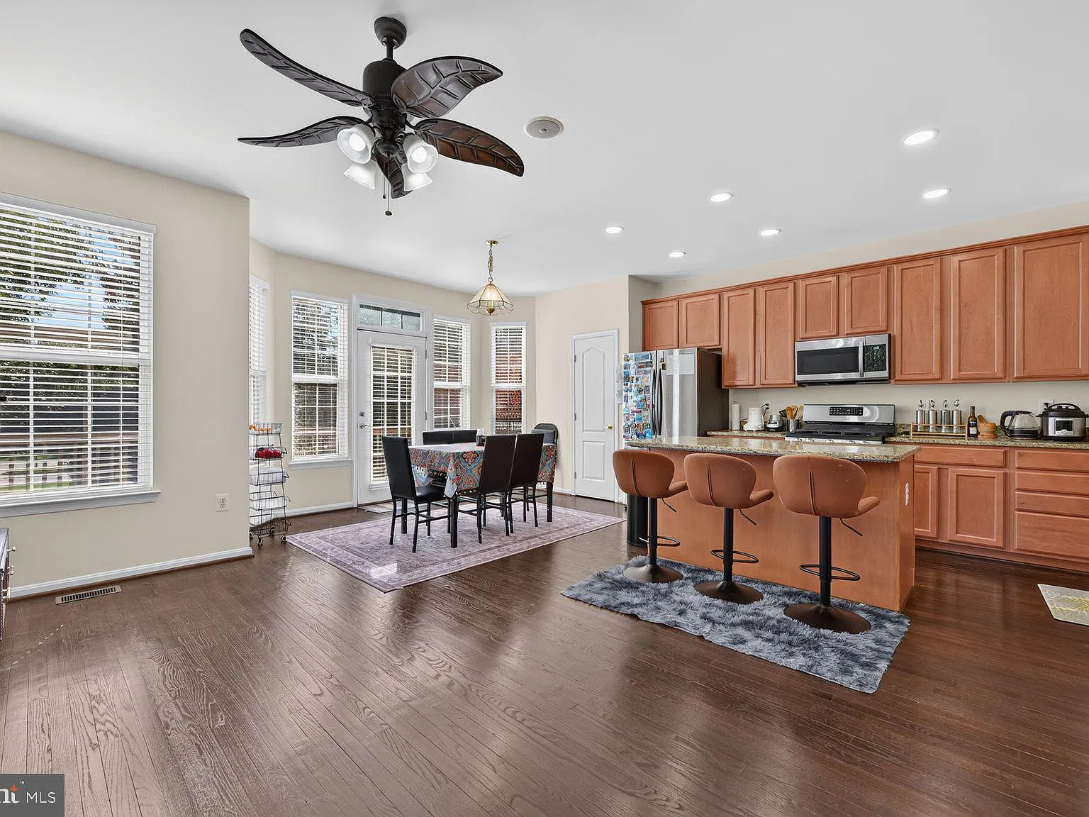 3 bed, 4.0 bath, 2384 sqft, $3,250 — Photo 4