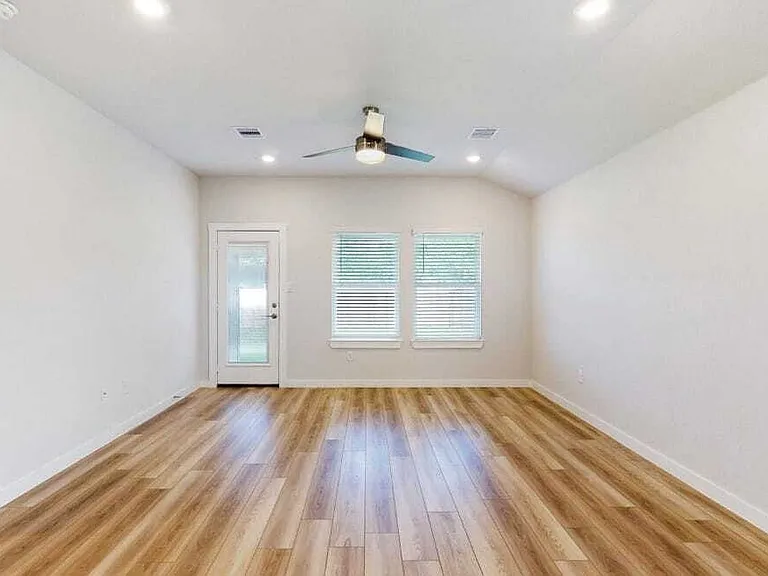 1010 Amistad Loop — Photo 3