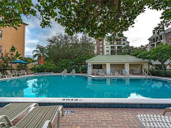 Pool & jacuzzi
