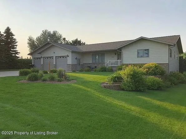 3066 Lakeview Dr, Dickinson, ND 58601