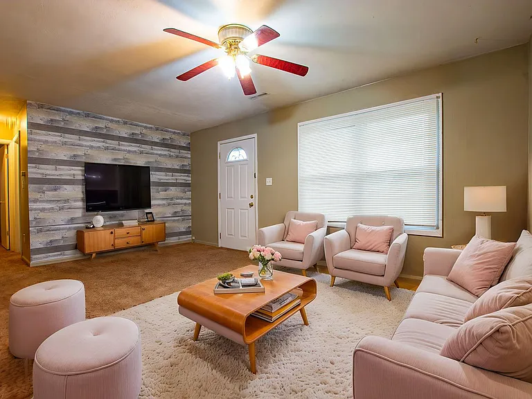 1410 Lindwood Dr — Photo 1