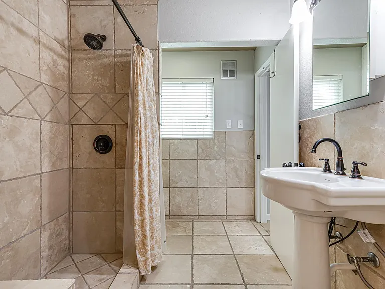 555 Patricia Dr — Photo 16