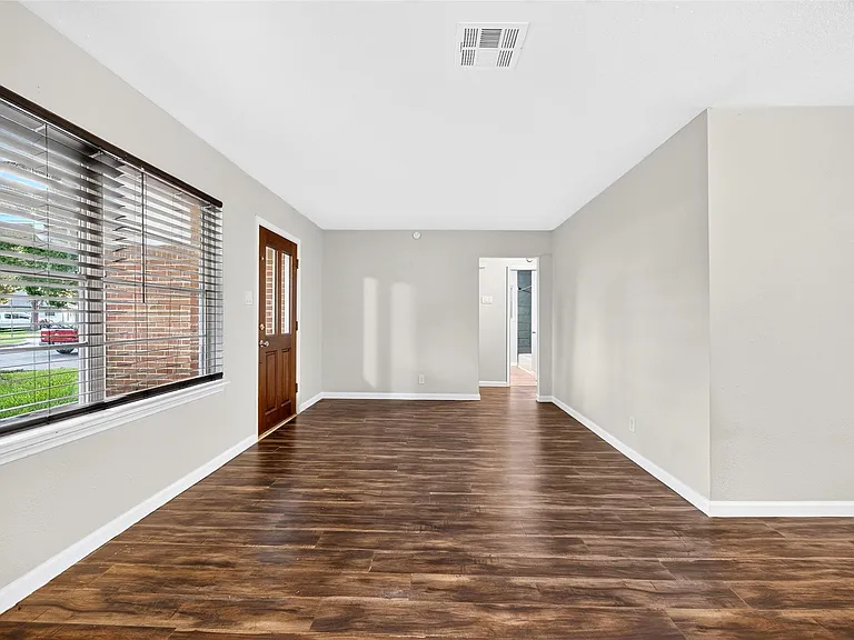 530 Globe St — Photo 12