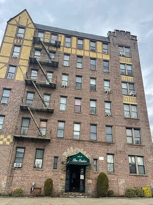 15517 Sanford Ave APT 5E photo 1