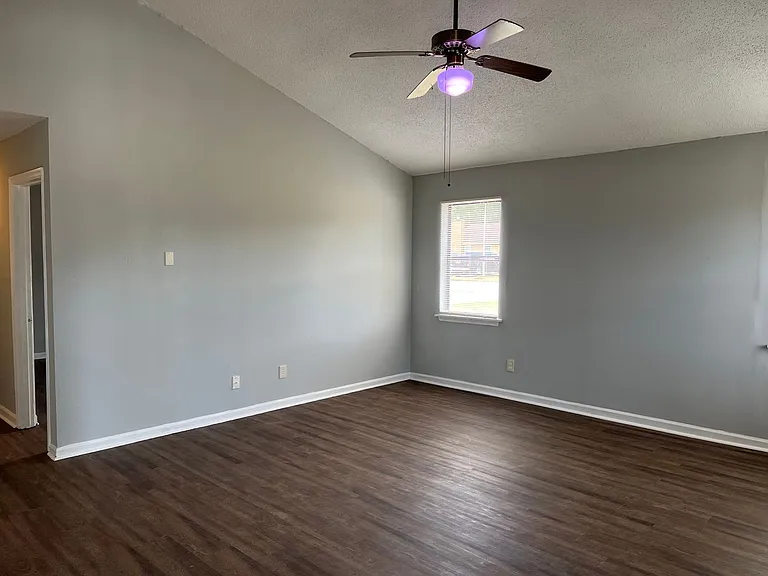 300 Carriage Ln — Photo 3
