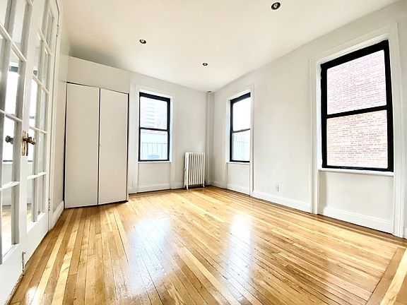 5th image of 160 Claremont Ave APT 5I