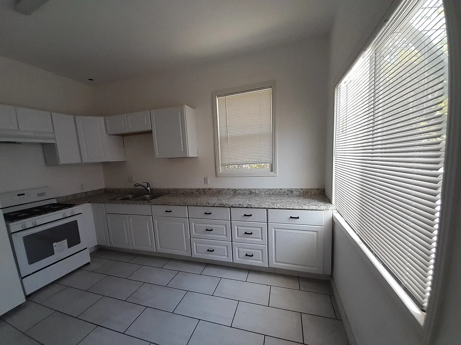 2 bed, 1000 sqft, $2,300 — Photo 2