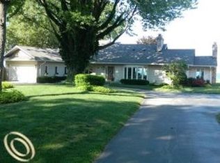 5504 Lakeshore Rd, Fort Gratiot, MI 48059