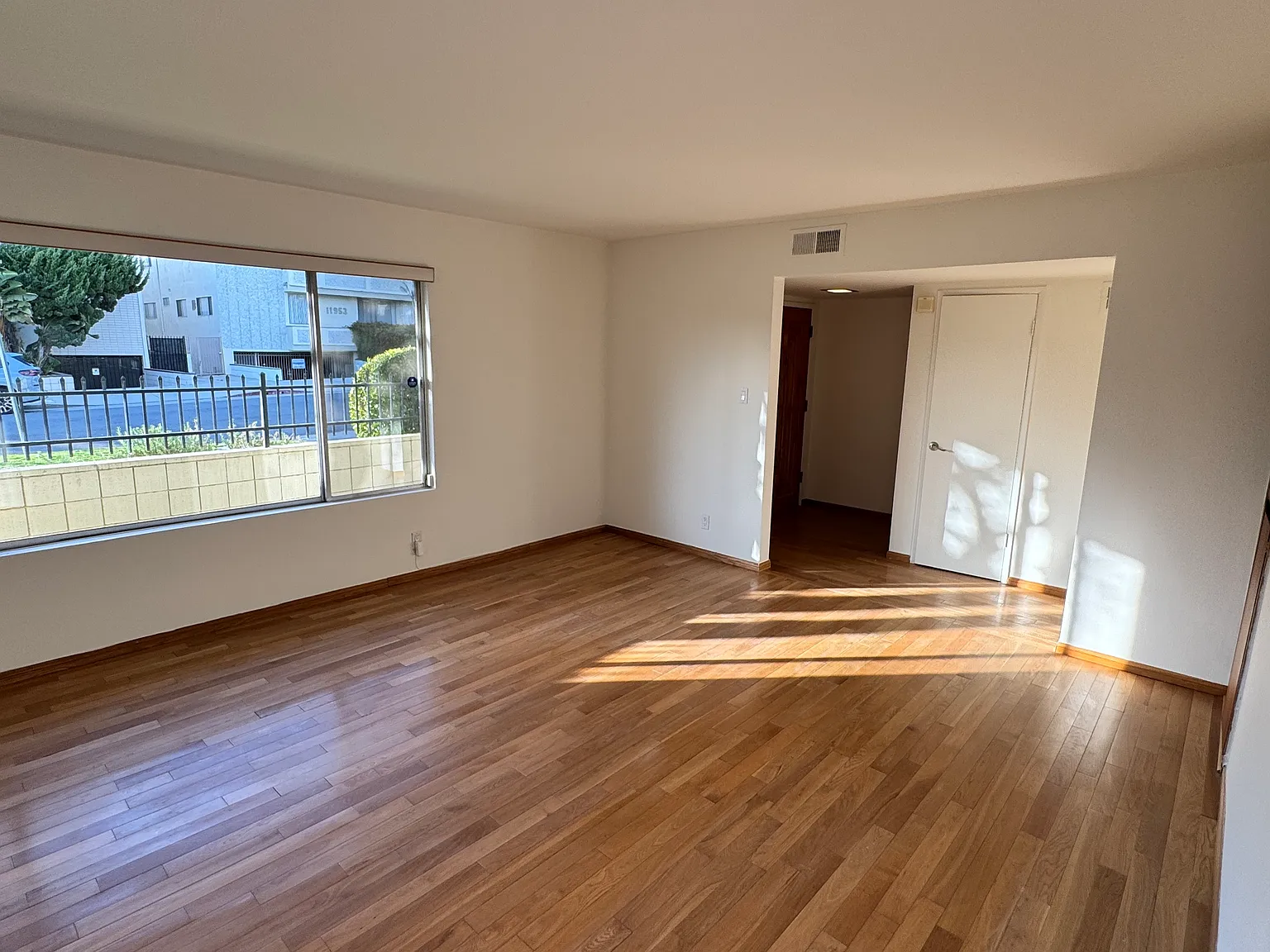 3 bed, 2.5 bath, 1400 sqft, $4,595 — Photo 3
