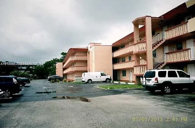 Fourth Forum Condominium — Photo 2