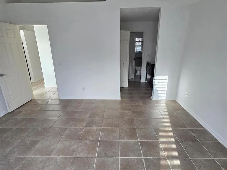 7093 Middlebury Dr — Photo 10