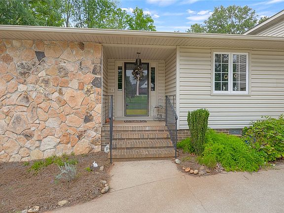 4th image of 131 Bowen Rd