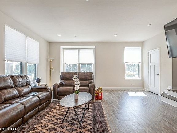 3rd image of 220 Lincoln St
