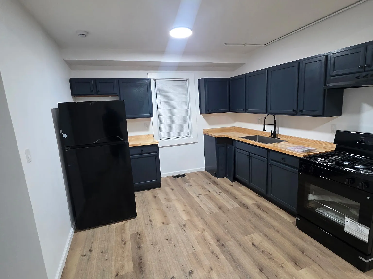 3 bed, 1200 sqft, $1,600 — Photo 2