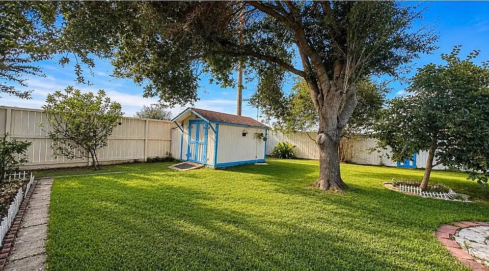 4 bed, 2172 sqft, $2,400 — Photo 2