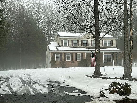 3rd image of 136 Longwoods Dr