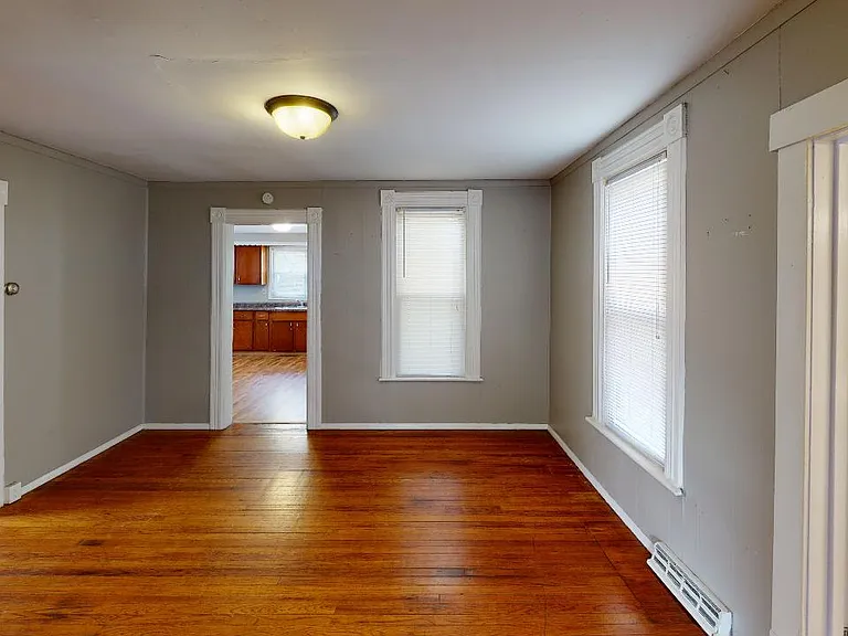 341 W Chamberlin St — Photo 7