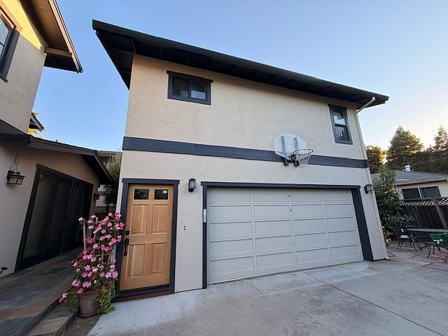ADU located down the driveway behind the main house. Entry is secluded and cannot be seen from the street.

Landlord are mature seniors who are quiet