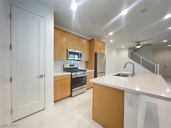 4th image of 532 Pear Lake St