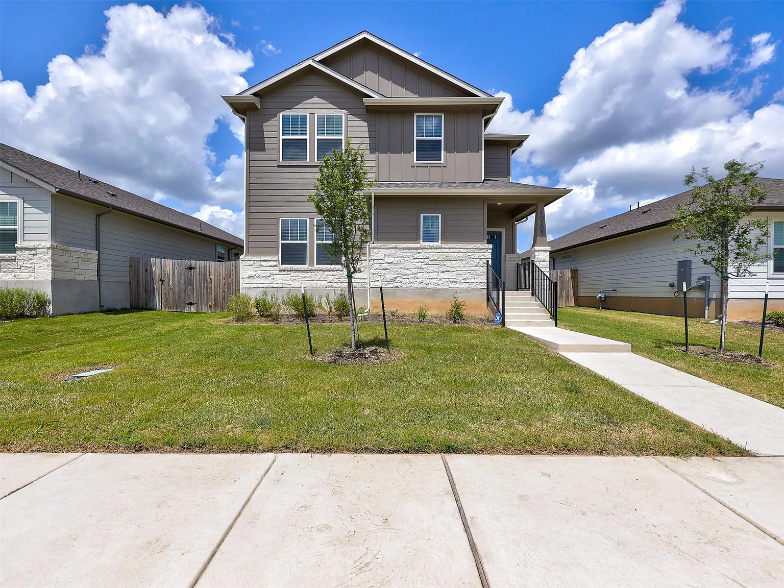 4 bed, 2.5 bath, 2136 sqft, $2,200 — Photo 2