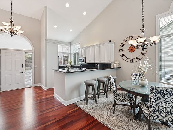 3rd image of 954 Glen Oaks Ter
