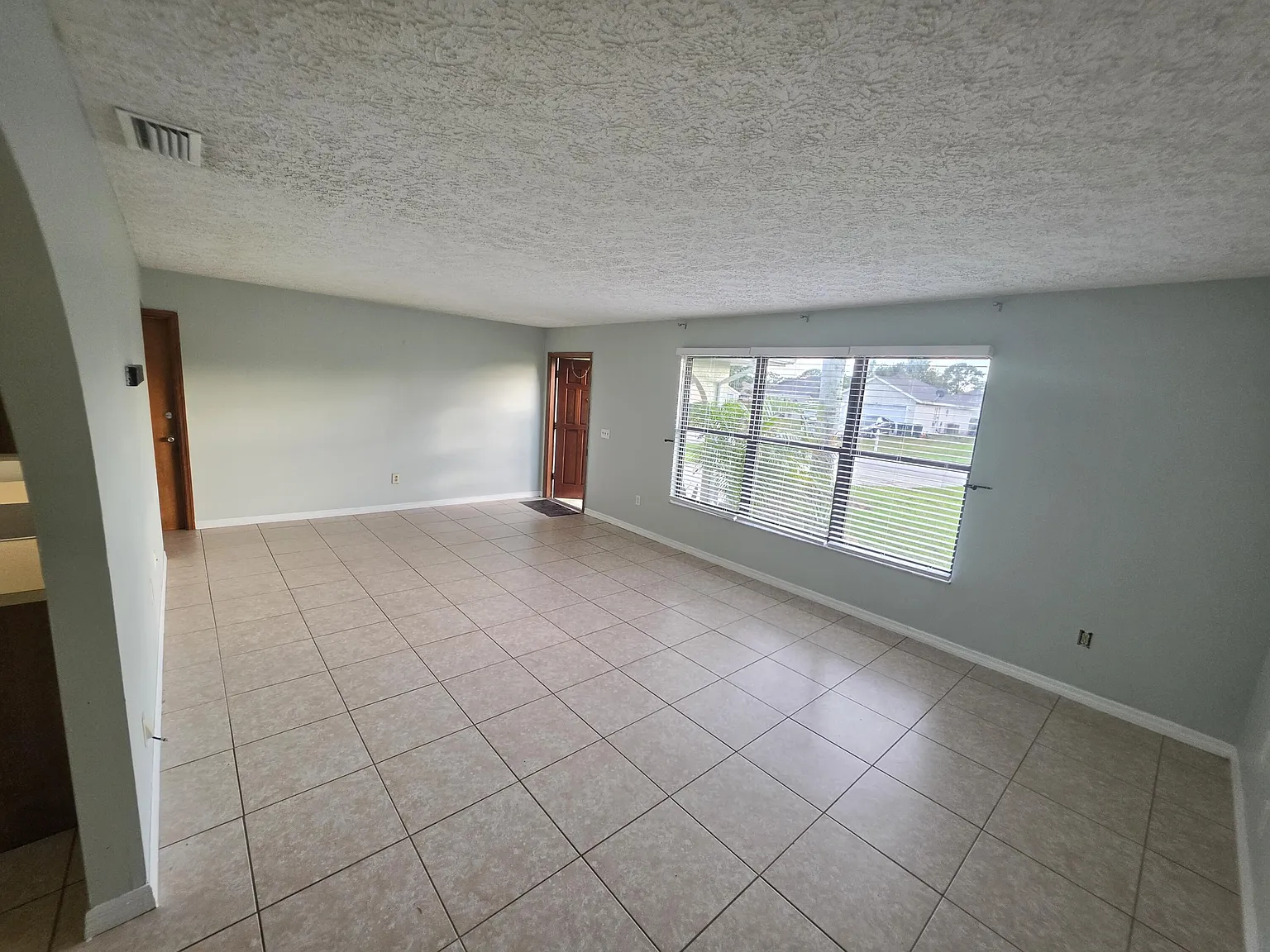 3 bed, 2.0 bath, 1413 sqft, $2,200 — Photo 4