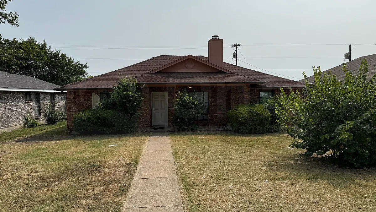 3 bed, 2.0 bath, 1383 sqft, $2,025 — Photo 2