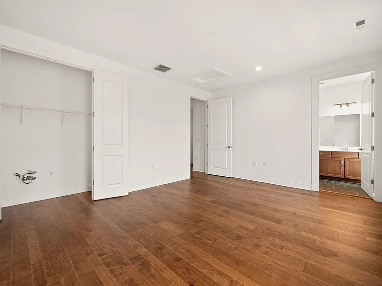333 SE Eheart St — Photo 57