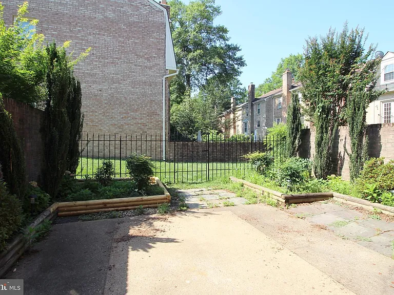 436 N Park Dr — Photo 28