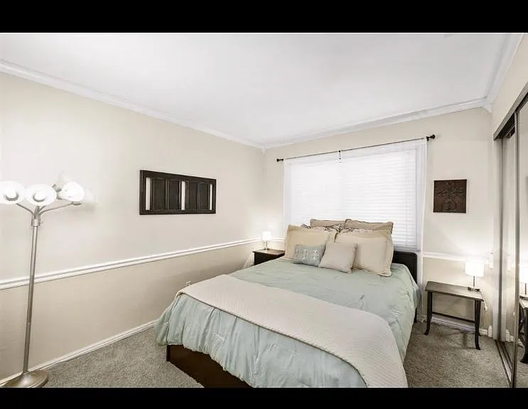 10894 Charing Cross Rd — Photo 6