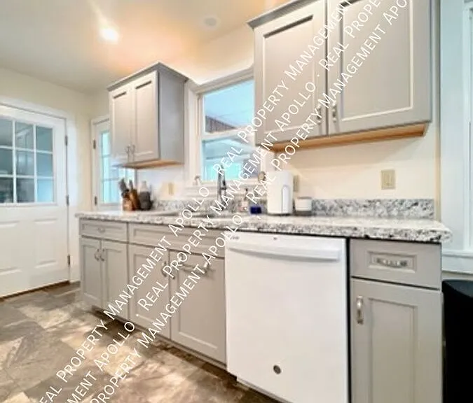 1129 Jordan Ave — Photo 4