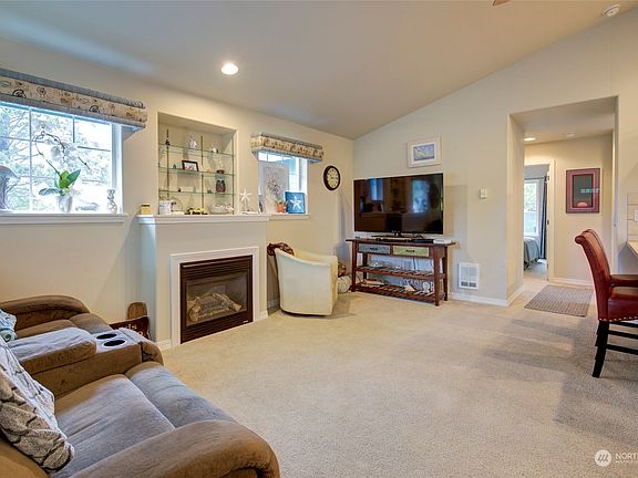 3rd image of 710 Eider Court SE