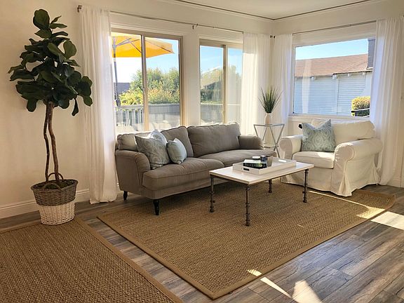 Living room with a view to the ocean.