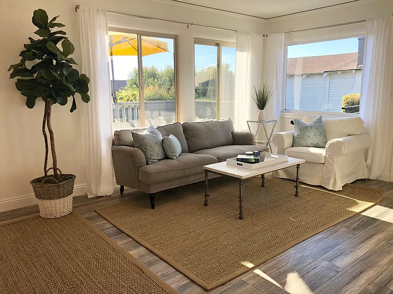 Living room with a view to the ocean.