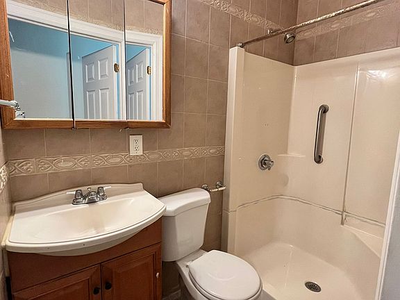 5th image of 332 Forrest St #1