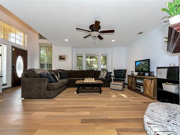 2nd image of 324 Balcones Dr