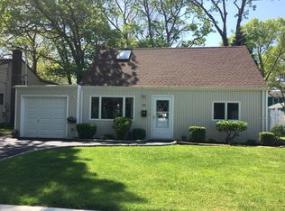 90 Cleveland Ave, Massapequa, NY 11758