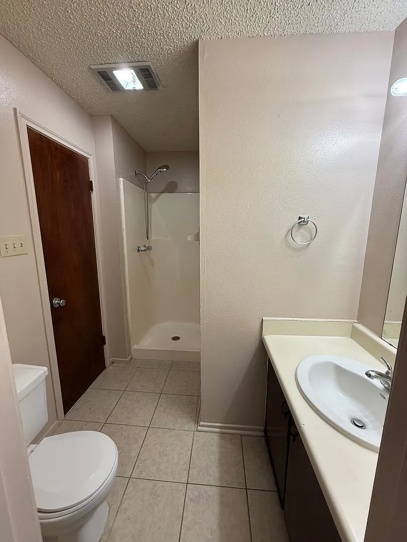 2 bedroom 2 bath town home in a gated community — Photo 2