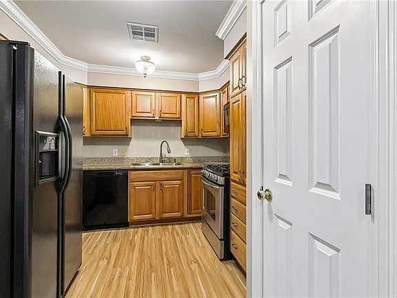 4th image of 757 Canton St