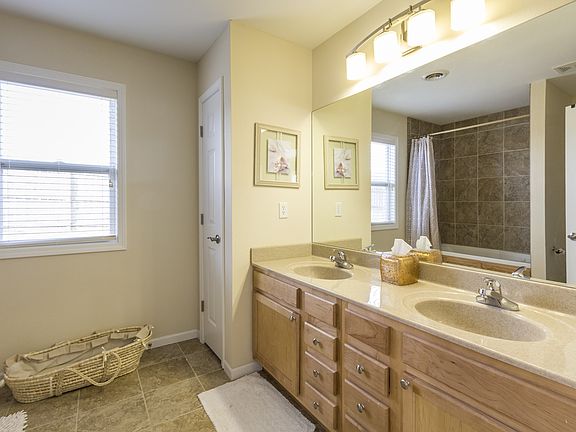 3rd image of 800 Locharno Dr