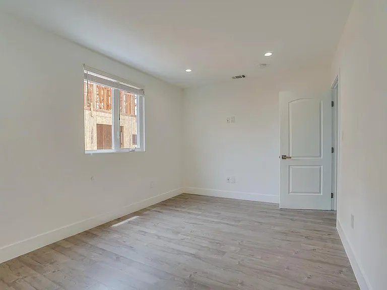 2300 Carmona Ave — Photo 35