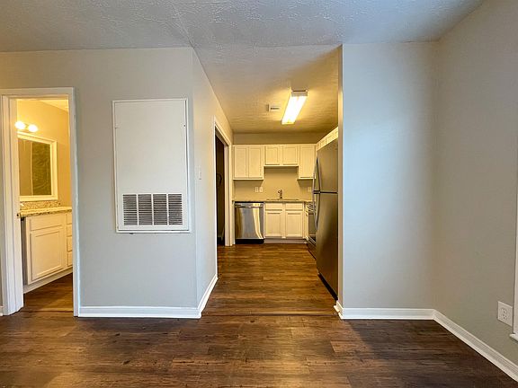 4th image of 403 Manuel Dr #C