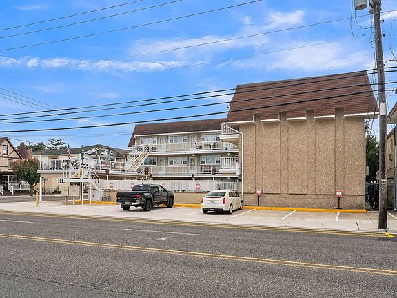 3rd image of 5001 New Jersey Ave Unit 318