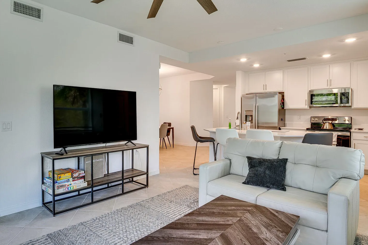 3 bed, 2.0 bath, 1356 sqft, $2,806 — Photo 4