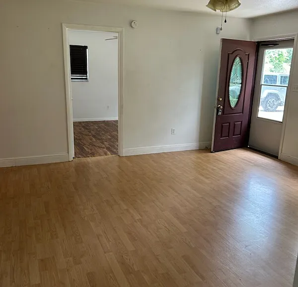 1406 Crossview St — Photo 2