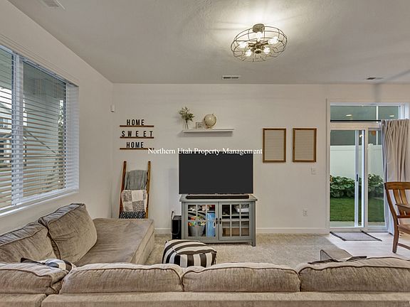 3 Living Room_02122024