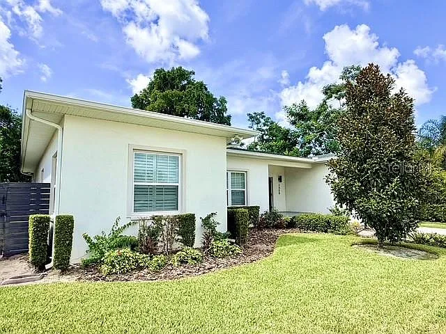 2408 Corrine Dr — Photo 2